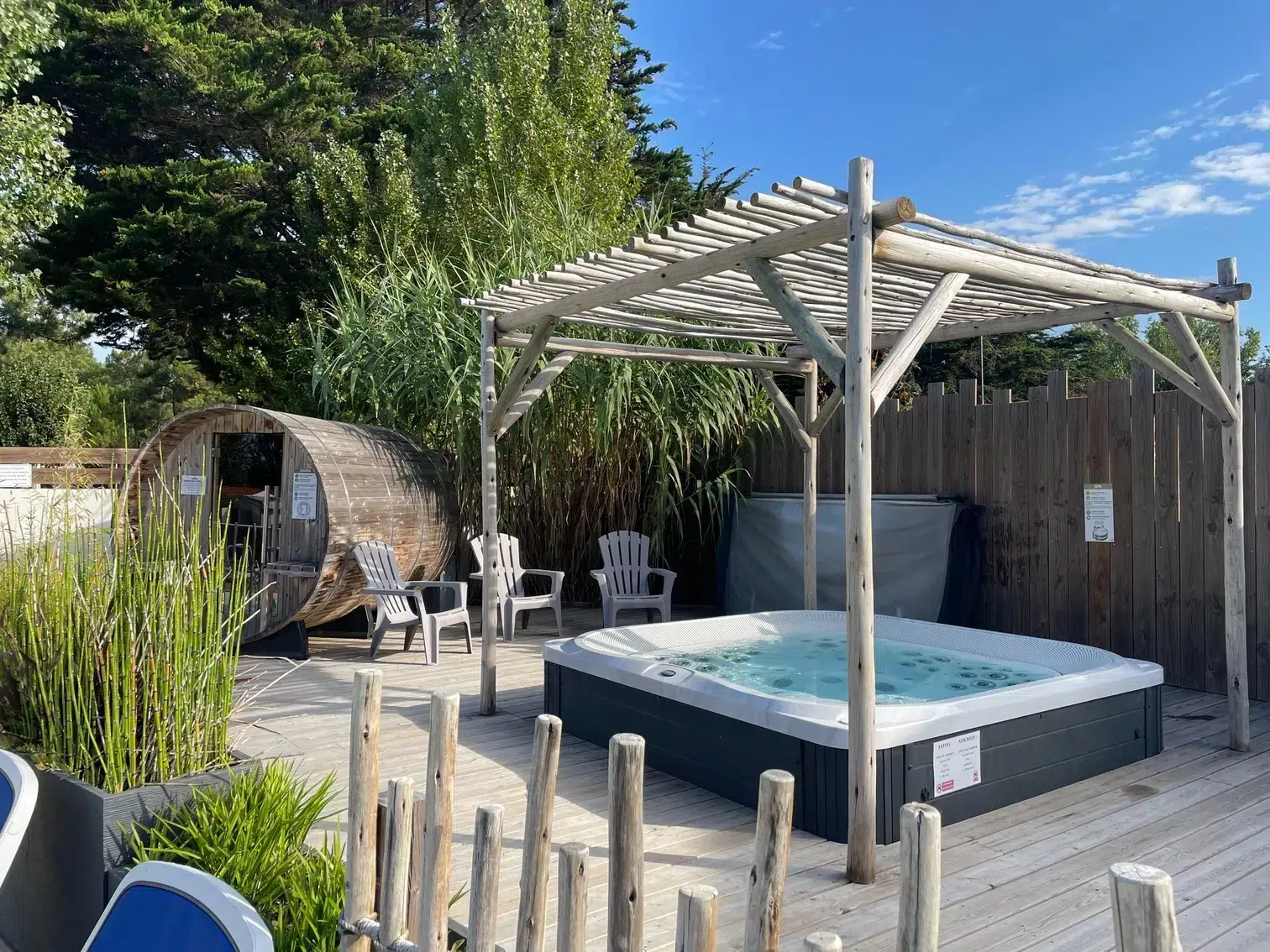 le sauna et le spa avec la pergola (002) (002)