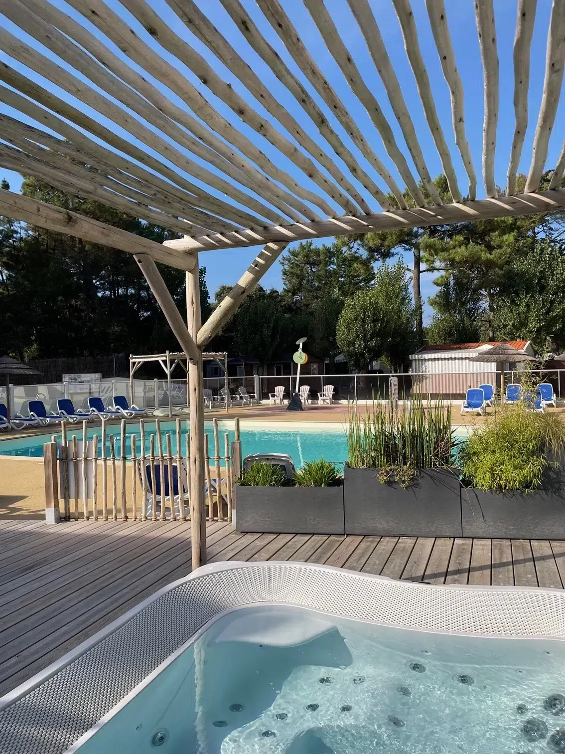 pergola avec ciel bleu