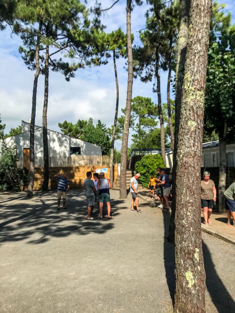 joueurs de petanques camping vendée