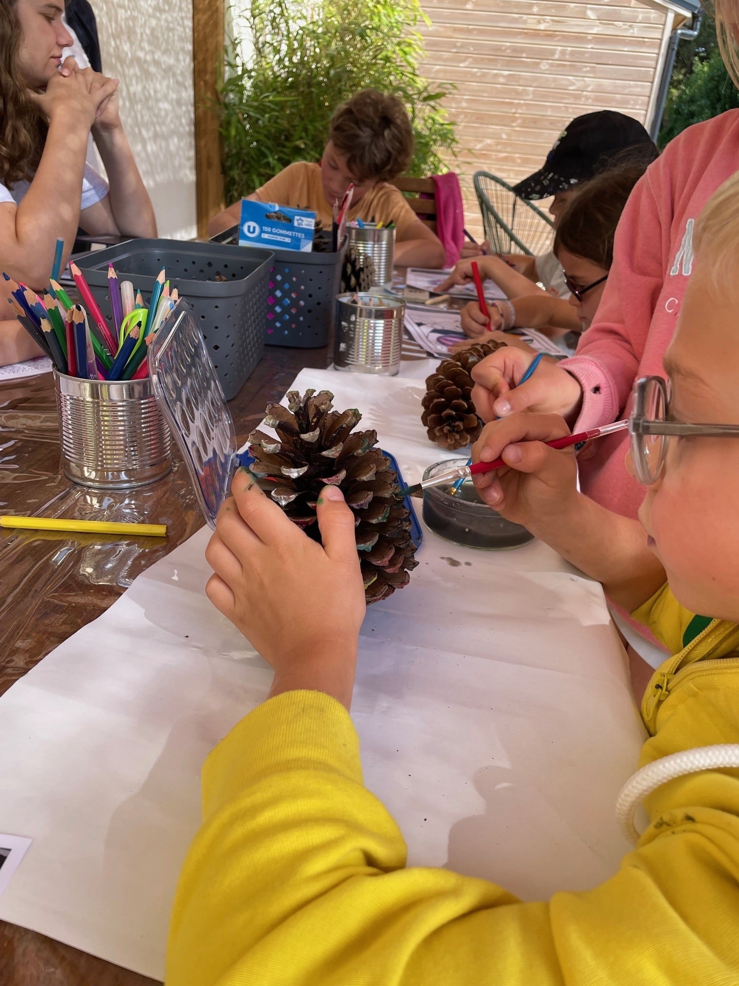 vendée activité enfants atelier peinture sur pomme de pin