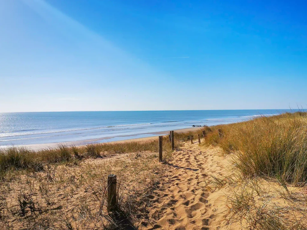 sentier qui mène à la plage avec les oyats
